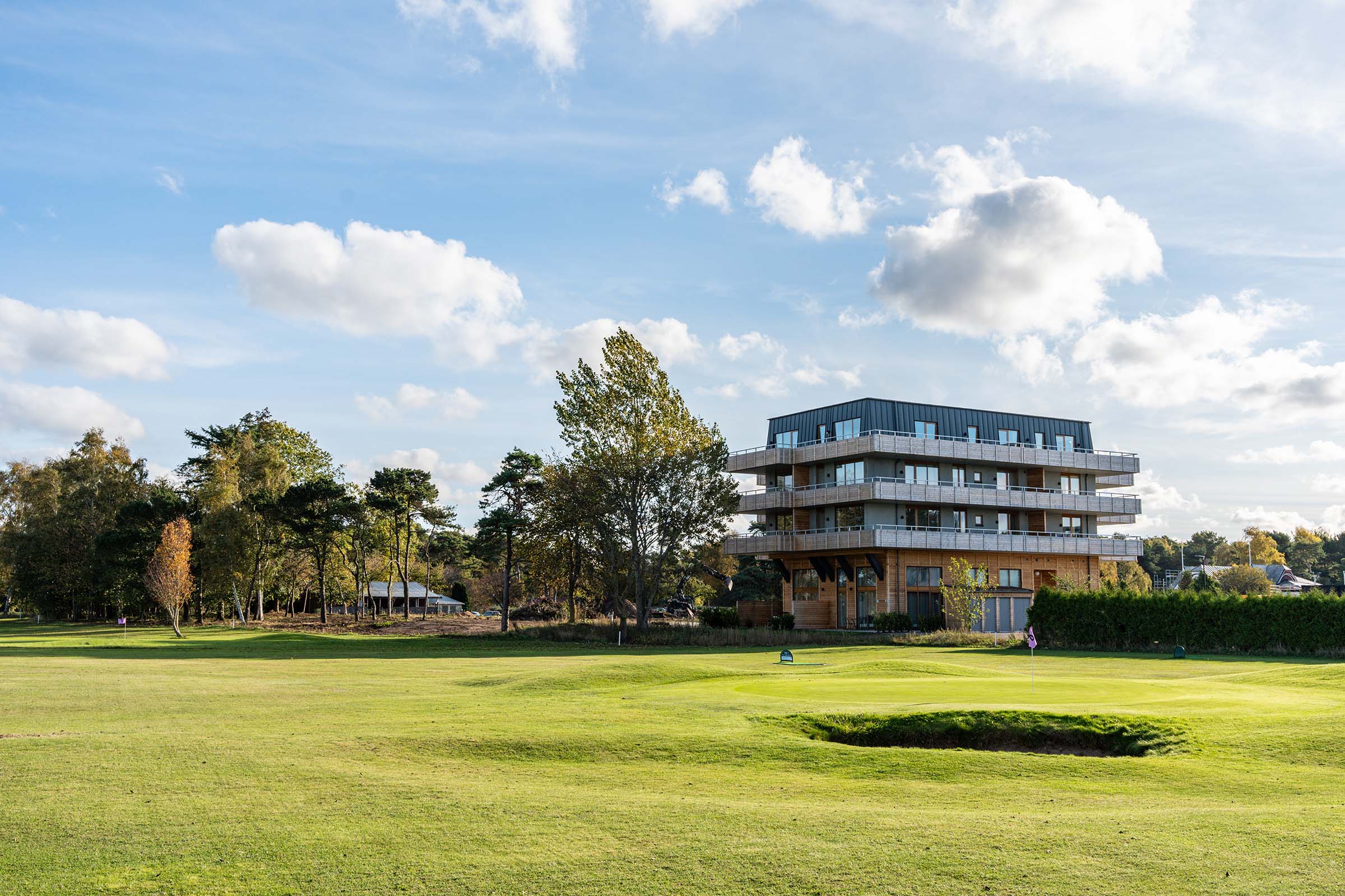 bostadshus bredvid golfbana och grönområde
