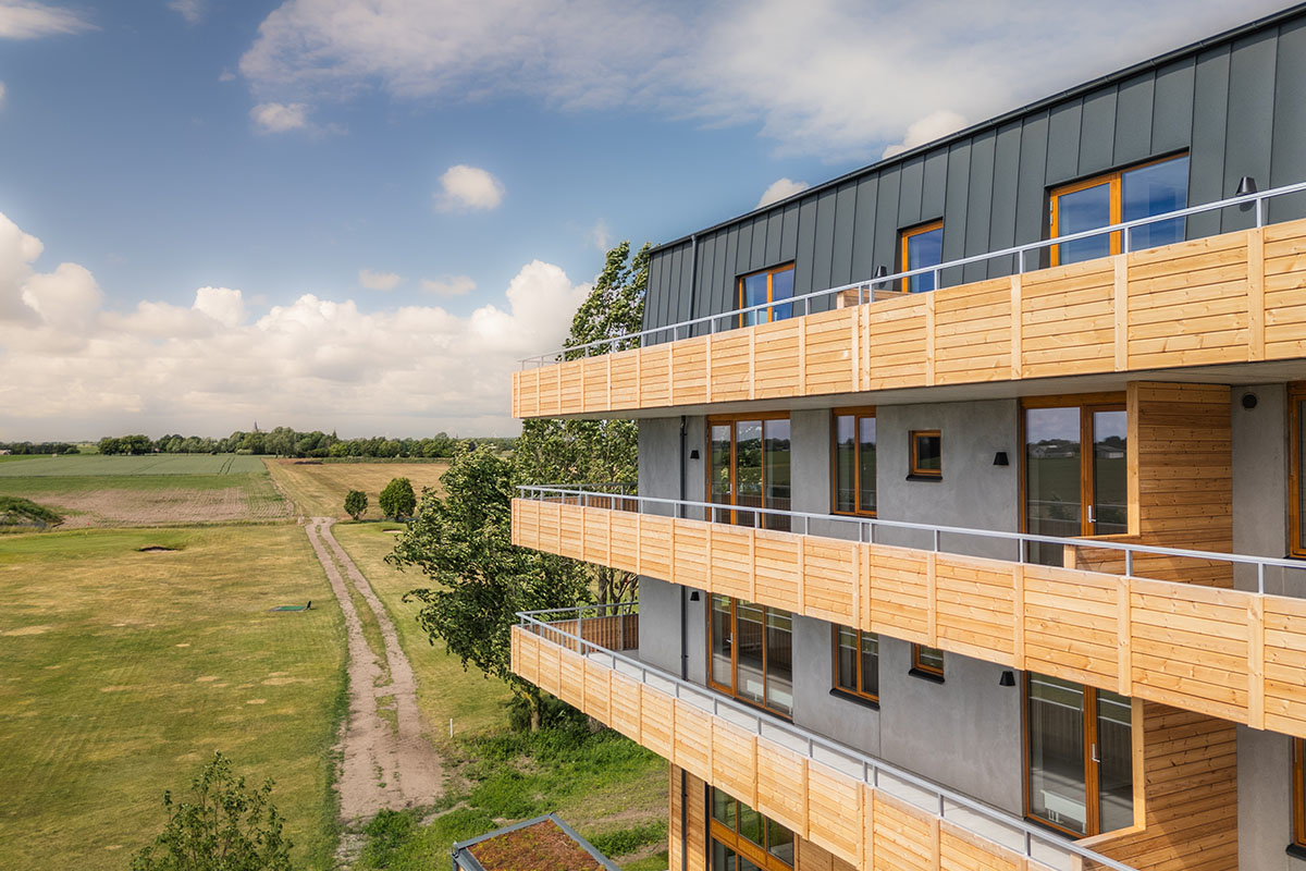 Bostadshus med utsikt över gröna fält