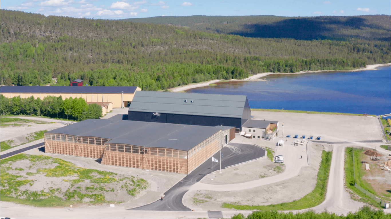 flygvy över stor byggnad med tillhörande parkering